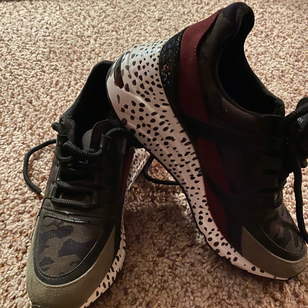Steve Madden cliff camo sneakers- size 5.5